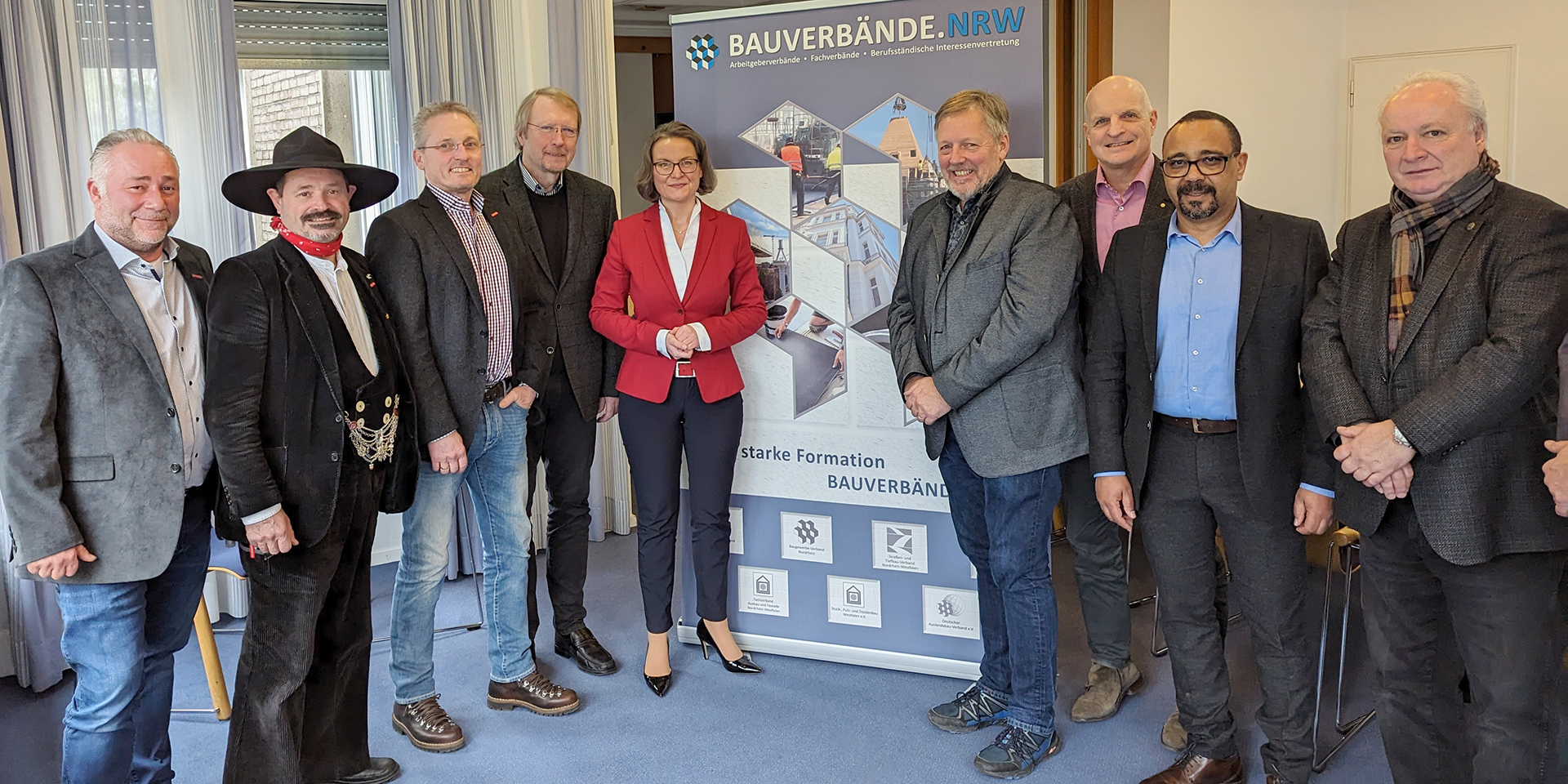 Gruppenbild mit NRW-Ministerin Ina Scharrenbach